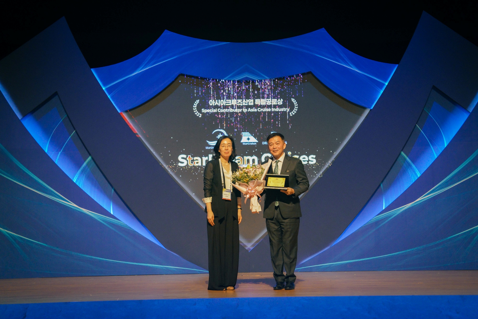 Michael Goh receives the Special Contributor to Asia Cruise Industry Award at the 2026 Asia Cruise Forum Jeju.