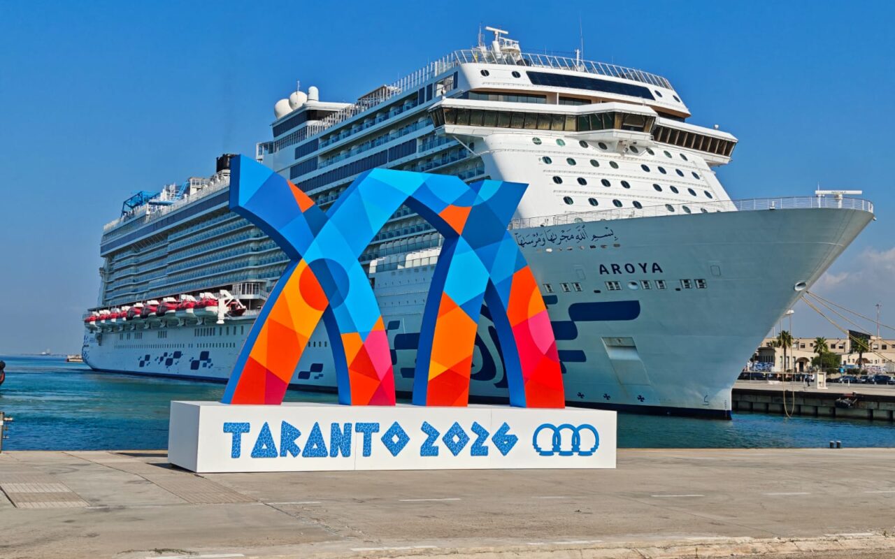 Aroya Ship in Taranto Italy